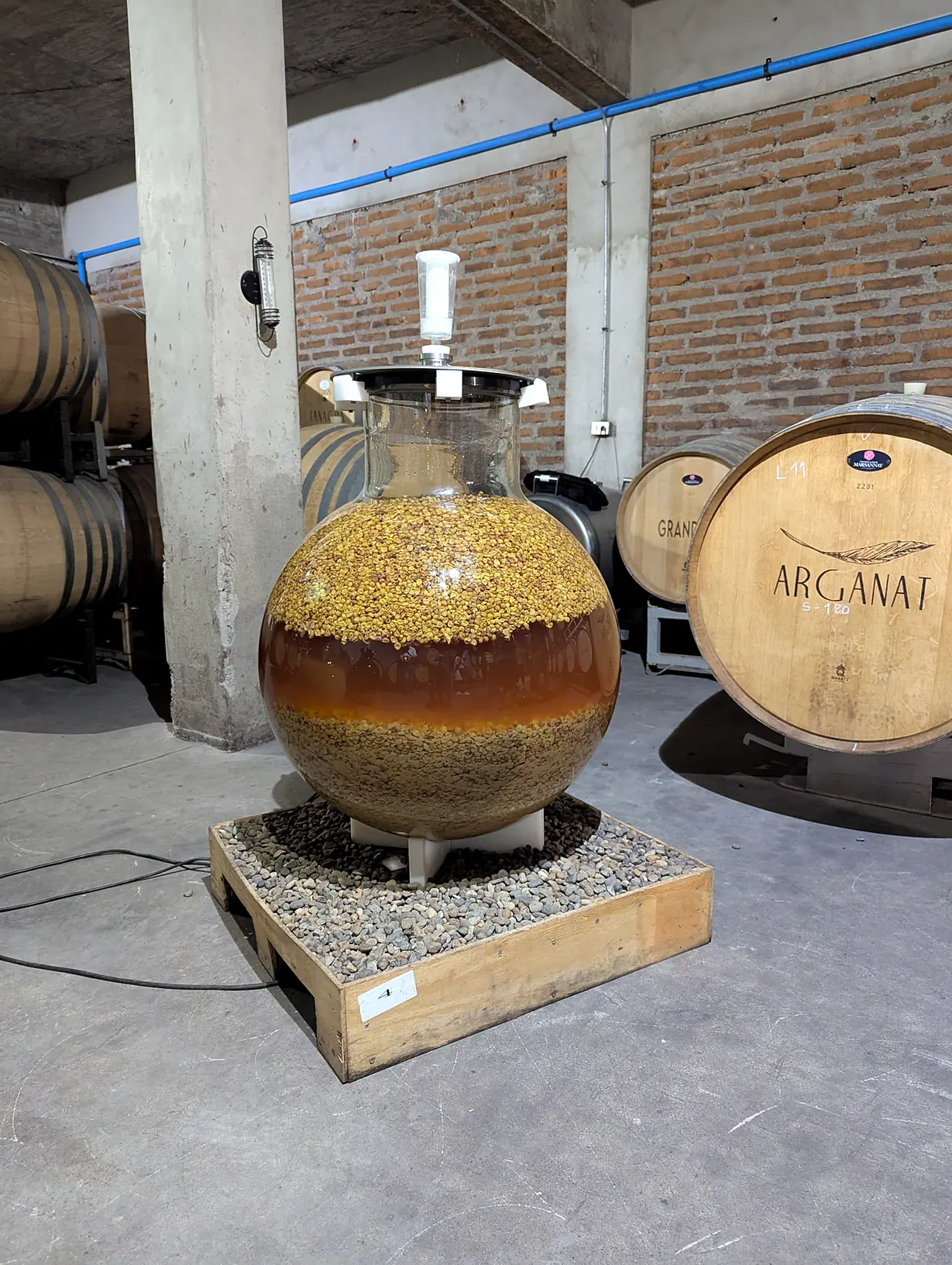 Tanque de fermentação de vidro na Villard Fine Wines, Vale de Casablanca, Chile